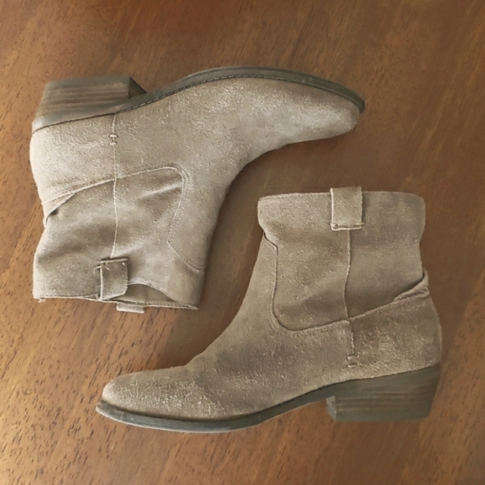 divia suede ankle boot